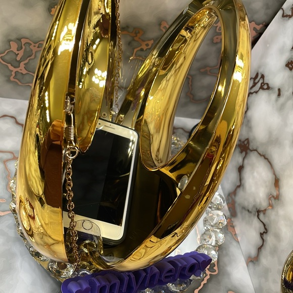 3pc Golden Barbie bundle with wine glass, acrylic bag and goldtone bracelet - Picture 4 of 8